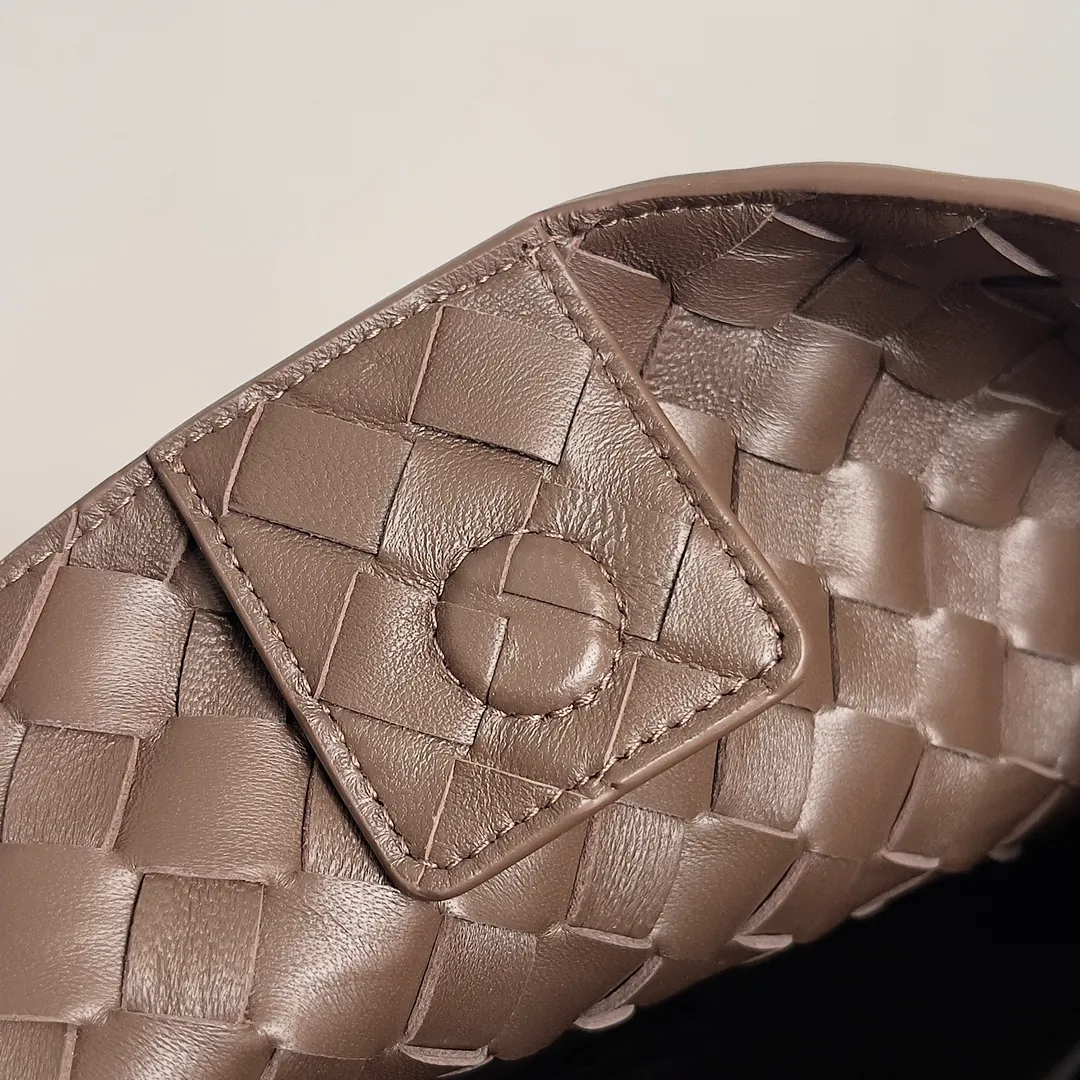 The 2023 new Andiamo batch of 2260 BV has been shipped‼ ️Really popular🔥The new Andiamo woven handbag launched by Bottega Veneta this season is really popular all over the world! ! Celebrities at home and abroad have worn it, and Oscar-winning actress Michelle Yeoh has taken it out on the street. Song Jia, Trai Yara, Yu Feihong, Sanji Ayaka, Rosie Hunting-Whiteley, Yoshioka Riho, etc. have all picked up this bag. It is classic and versatile, showing off its temperament, and the bag capacity is also large, which is very convenient for daily commuting! ! A variety of carrying methods, the shoulder straps can be adjusted by yourself, the original lambskin feels soft and delicate, and the unisex style breaks the gender boundaries and brings a more practical and long-lasting use experience. Andiamo, which has both elegant and casual styles, perfectly interprets the true appearance of "fashionable old money style". Style number: 743572 Size: 32*24*12